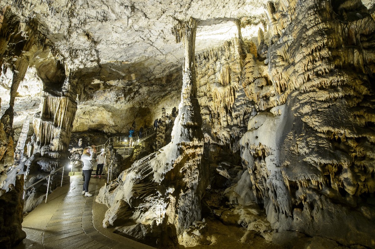 Barlangtúra résztvevői az aggteleki Baradla-barlangban