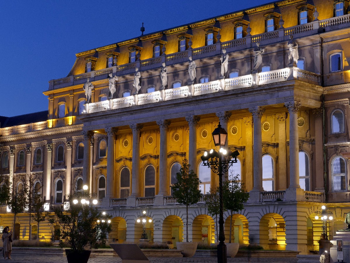 Esti díszkivilágításban a Budavári Palota B épülete a Hunyadi udvar irányából. Az egykori királyi palota ezen részében jelenleg a Magyar Nemzeti Galéria mûködik