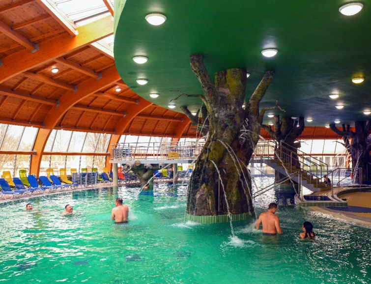Fürdőzők a Hungarospa fürdő komplexumban, ahol gyógyfürdő, termálfürdő, strand, aquapark, élmény fürdő, prémium zóna és uszoda elégíti ki a vendégek különböző igényeit.