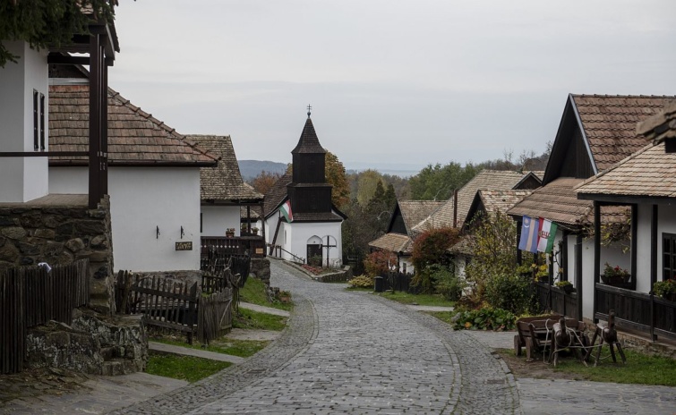 A hollókői ófalu a turisztikai fejlesztés projektzáró rendezvényének napján, 2023. november 13-án.