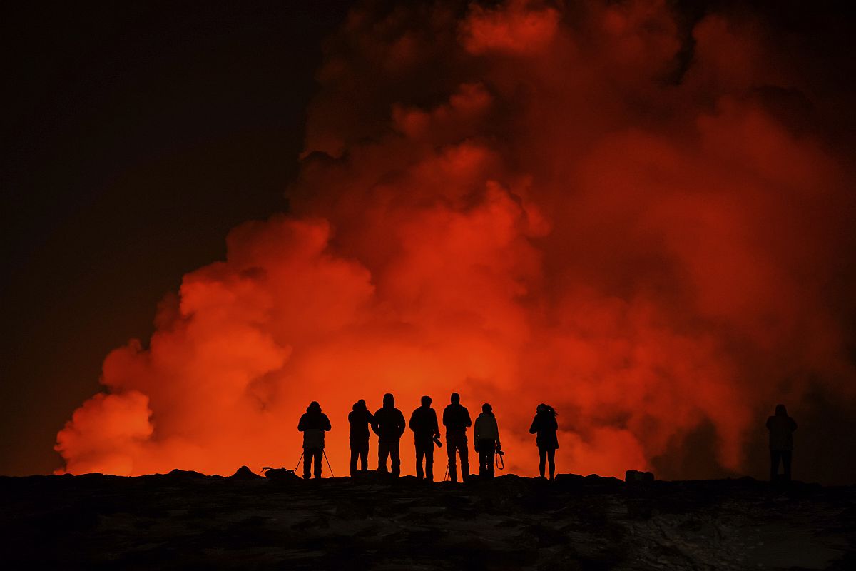 Emberek nézik a vulkánkitörést Izlandon.
