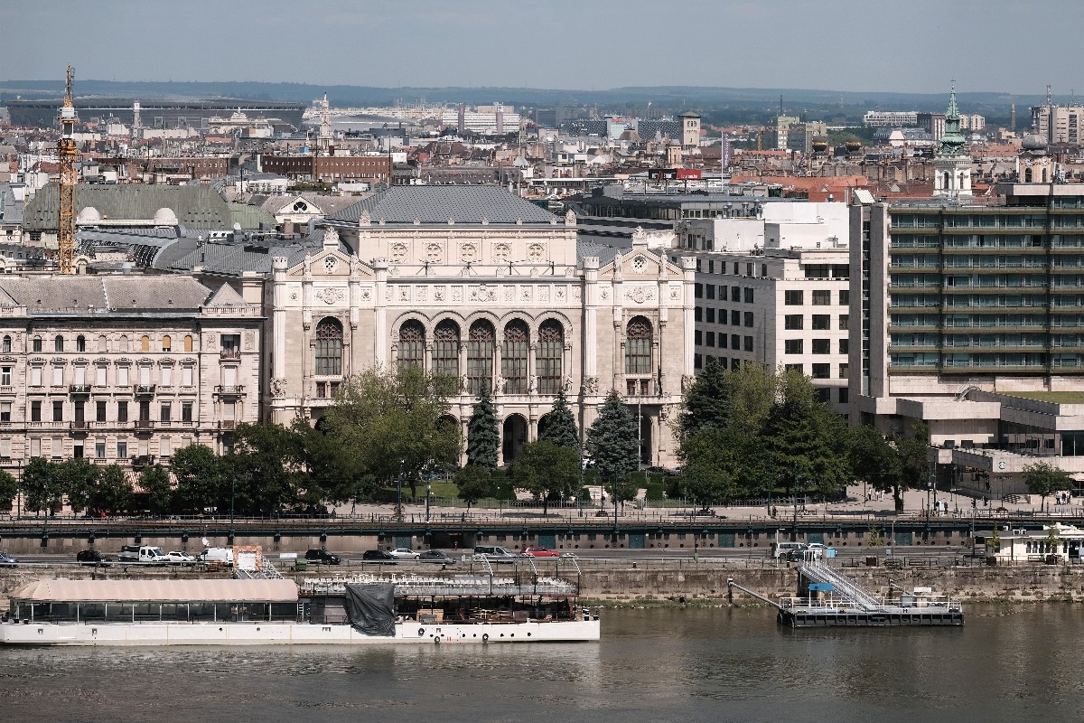 A Feszl Frigyes tervei alapján 1865-ben épült Pesti Vigadó vagy röviden csak Vigadó Budapest belvárosában a Duna-parton a budai Várpalotából fényképezve.