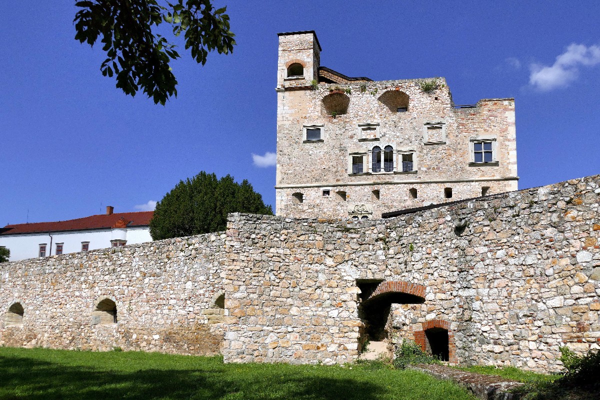A sárospataki vár (Rákóczi-vár) a magyarországi késõ reneszánsz építészet legértékesebb alkotása.