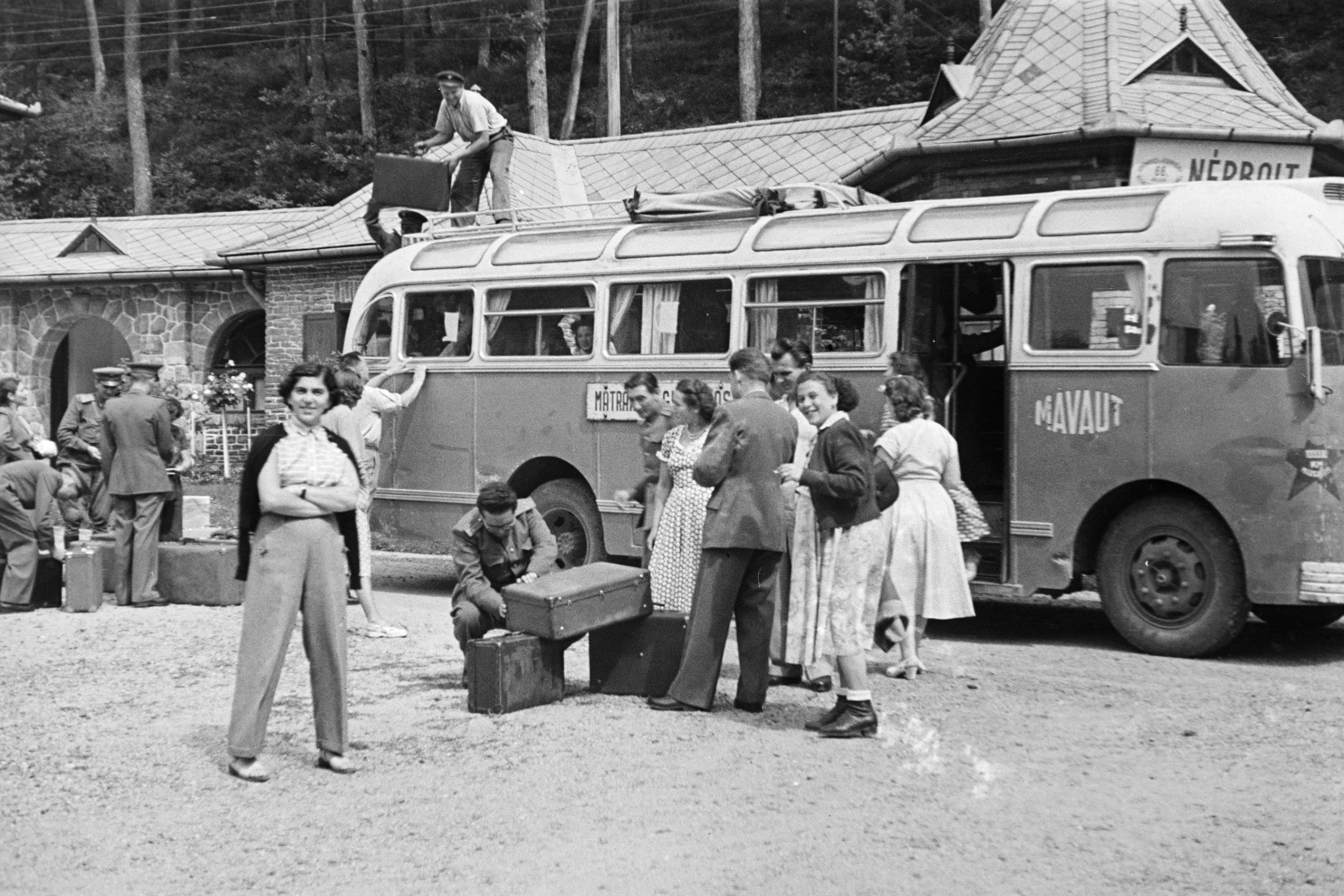 Mátraháza. a Honvéd tiszti üdülő parkolója. 1952.