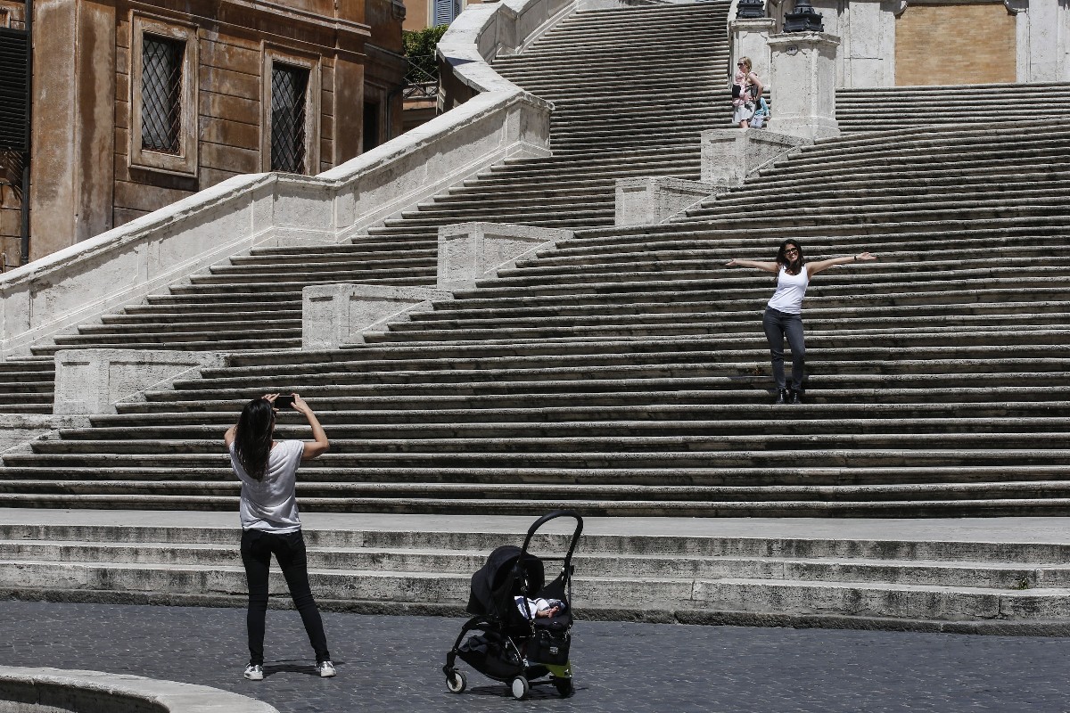 Turisták fényképezkednek a római Spanyol-lépcsõnél 2020. május 8-án, a koronavírus-járvány elleni védekezés második szakaszában.