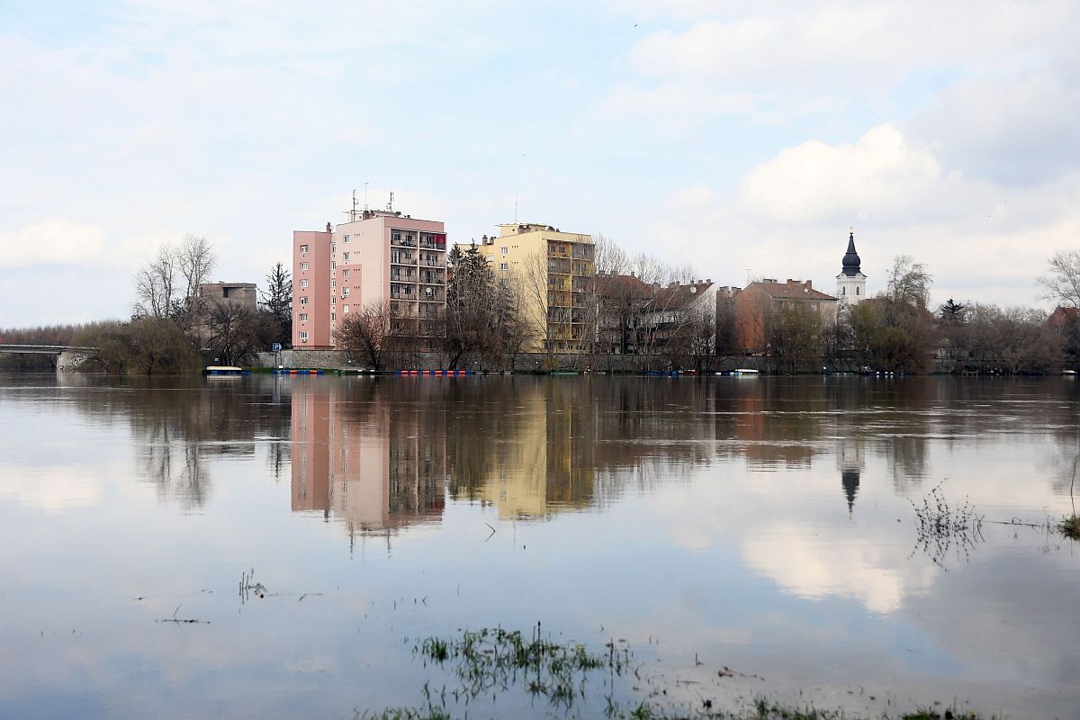 A Tisza és Zagyva torkolata Szolnokon a Tiszán levonuló árhullám tetőzésekor 2024. február 25-én.