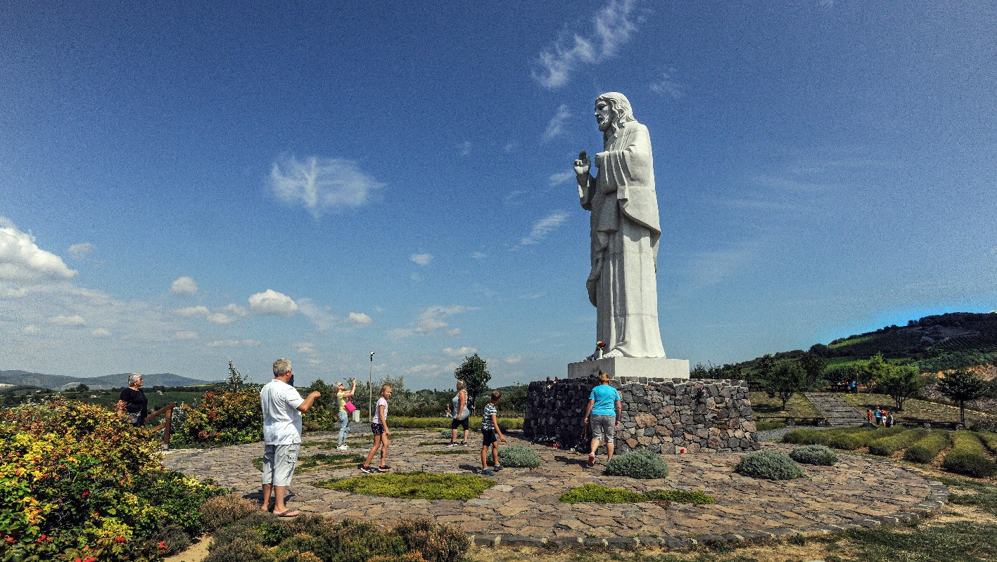Tarcal, 2021. szeptember 6. A település határában, az Ó-temetõ feletti dombon magasodik 2015 óta Európa legnagyobb Jézust ábrázoló gránitszobr
