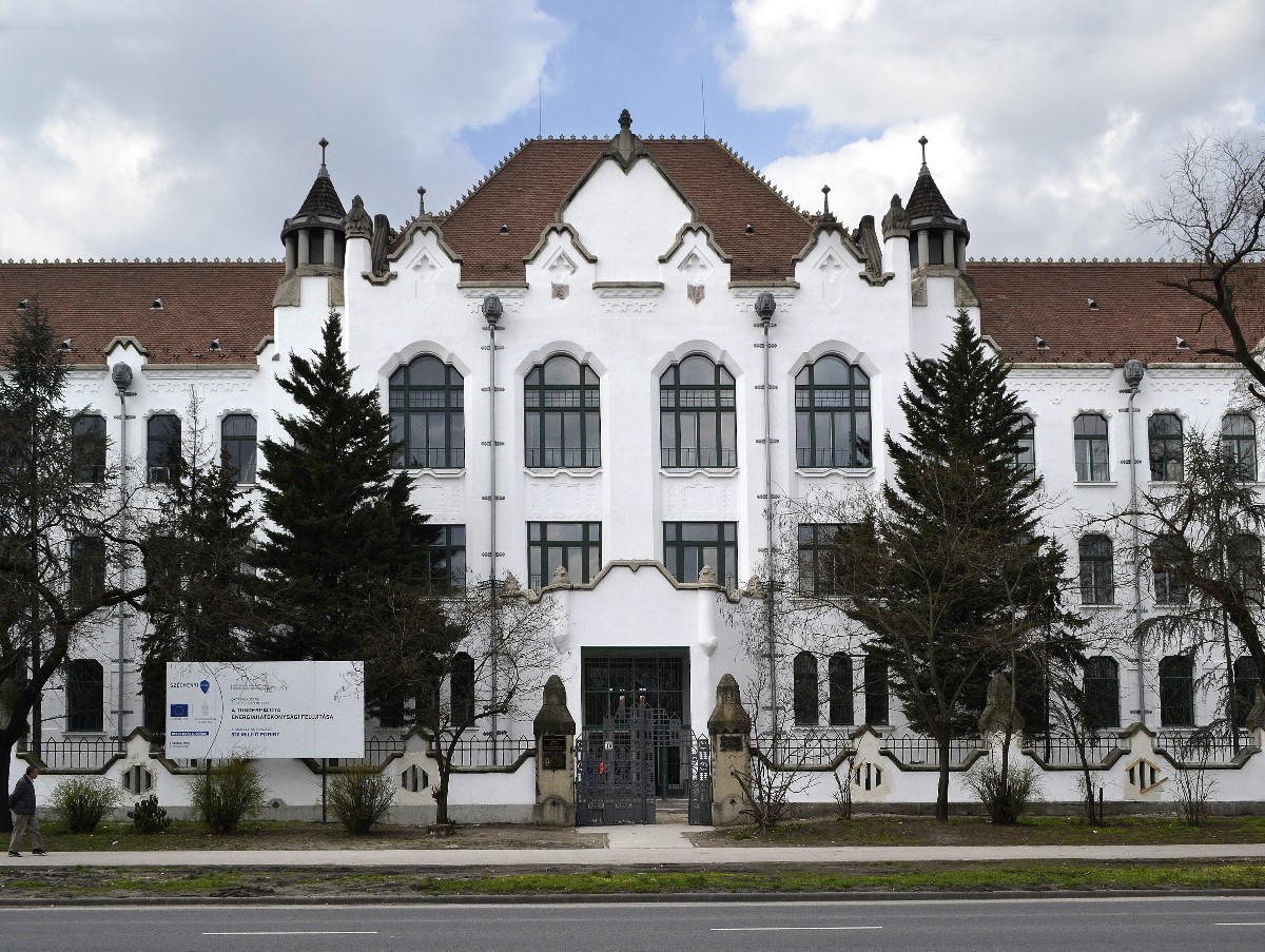 1909-11-ben szecessziós stílusban épült Kõrössy Albert Kálmán műépítész tervei alapján a Tündérpalota