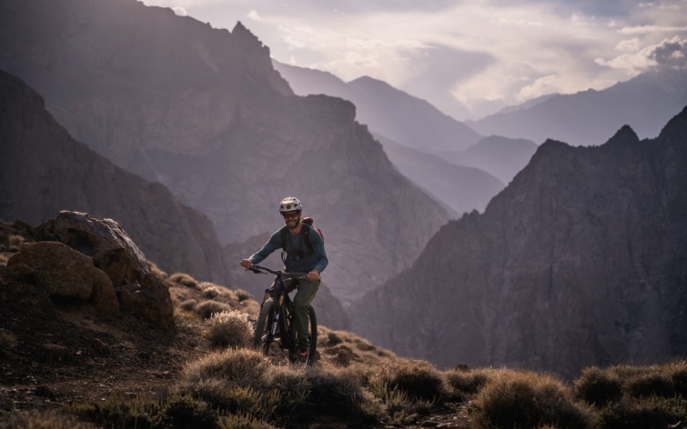 Zichó Viktor kerékpárjával az Alpokban