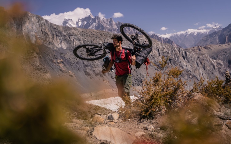 Zichó Viktor hegyi kerékpárjával az Alpok traverz túrán