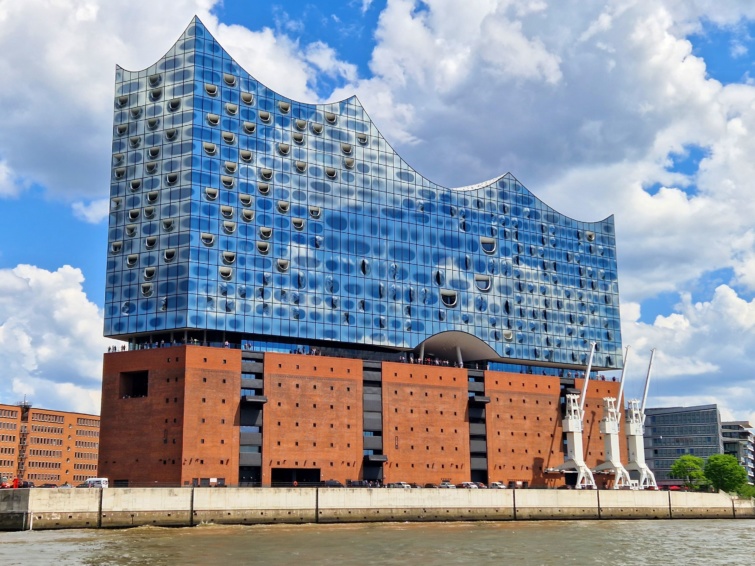 Az Elbphilharmonie épülete Hamburgban