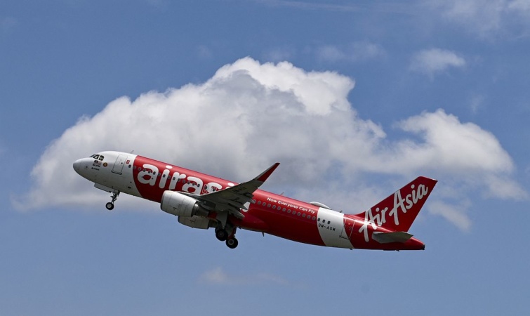 airasia-repulogep - Startlap Utazás AZ AirAsia repülőgépe a levegőben.