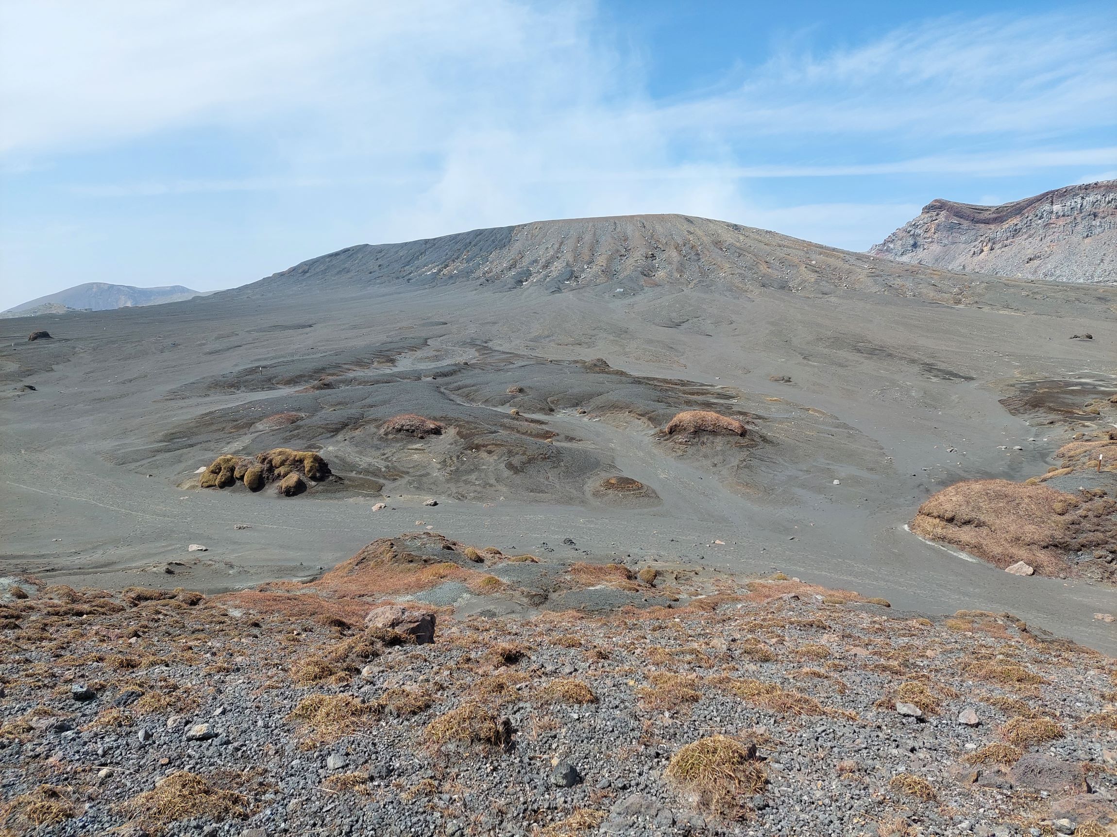 Az Aszó-hegy krátere közelről.
