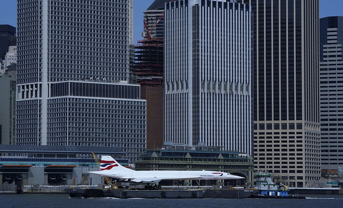 Egy Concorde repülőgépet szállítanak uszályon New Yorkban.