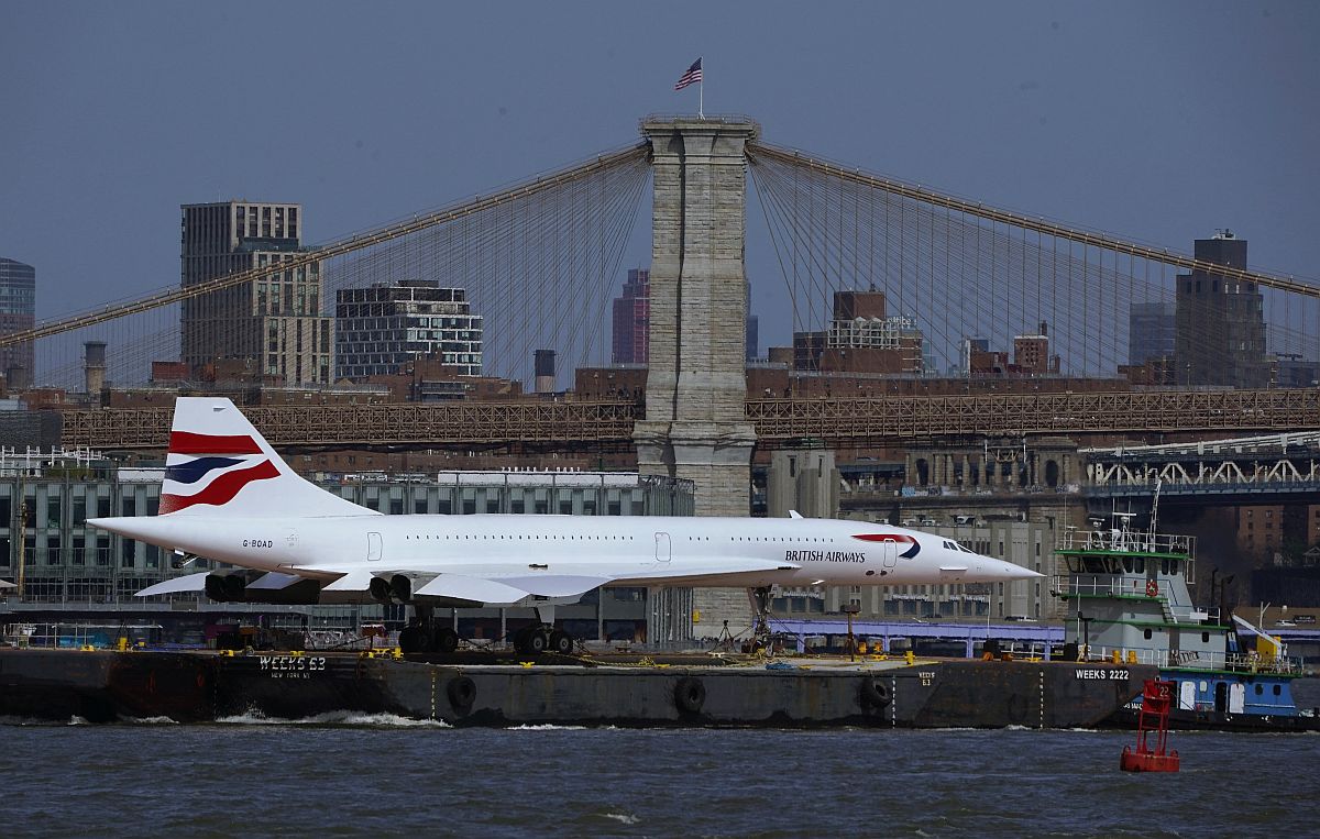 Egy Concorde repülőgépet szállítanak uszályon New Yorkban.