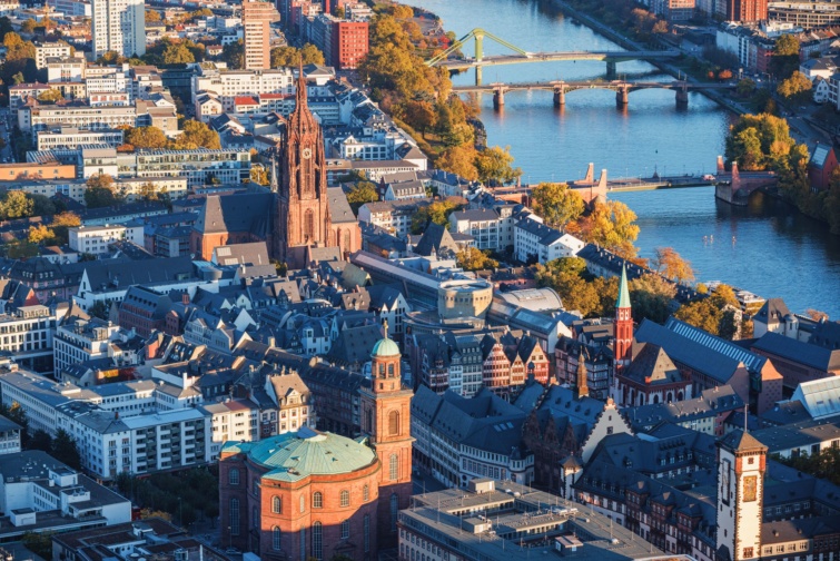Frankfurt látképe, középen a Katedrálissal