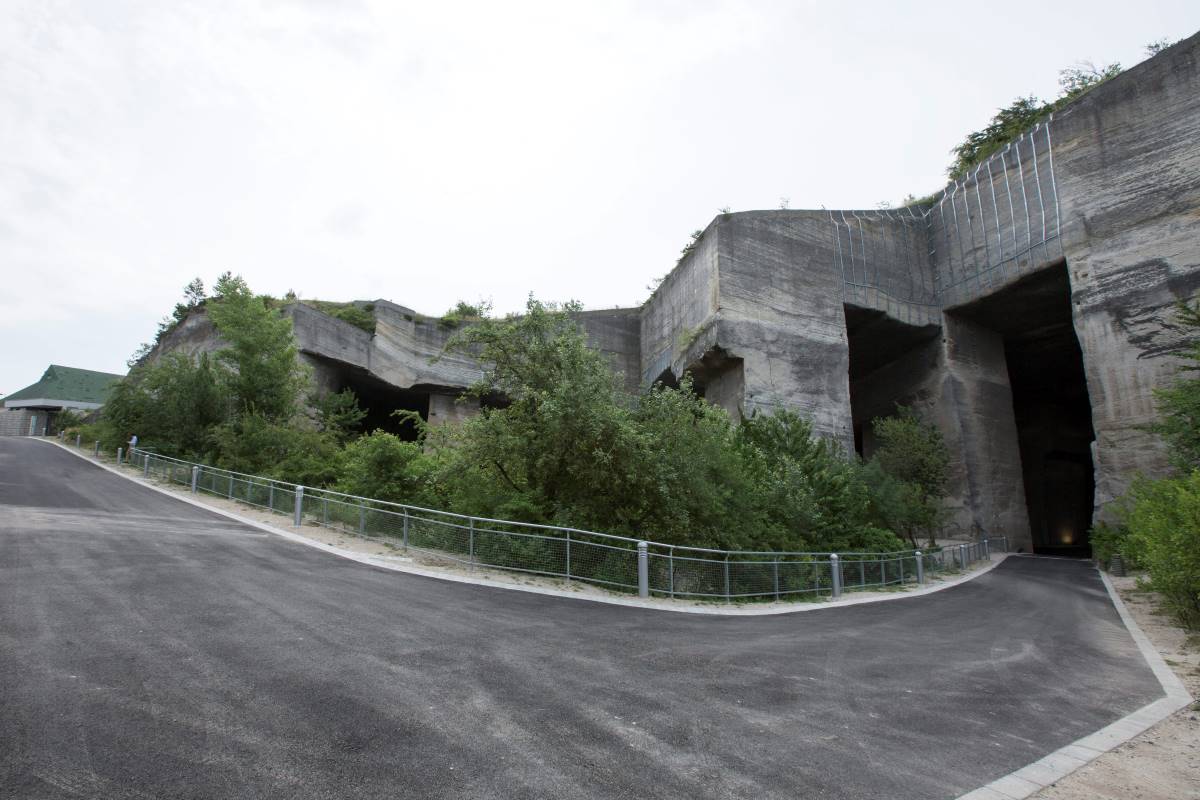 Bejárat a Fertőrákosi Kőfejtőbe és Barlangszínházba az átadási ünnepség napján, 2015. június 19-én.