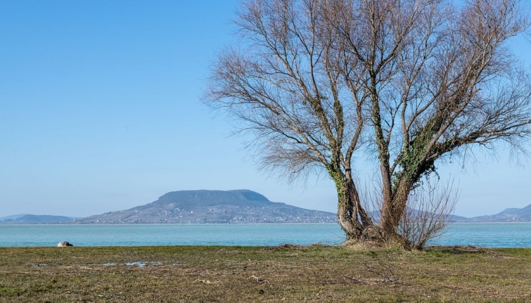 Kilátás a Balaton északi partján lévő Badacsonyra, Fonyódról.