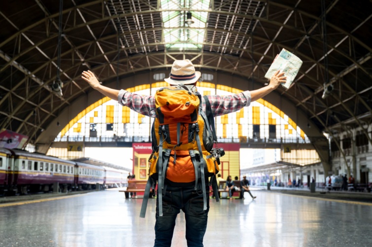 Hátizsákos turista egy vasútállomáson