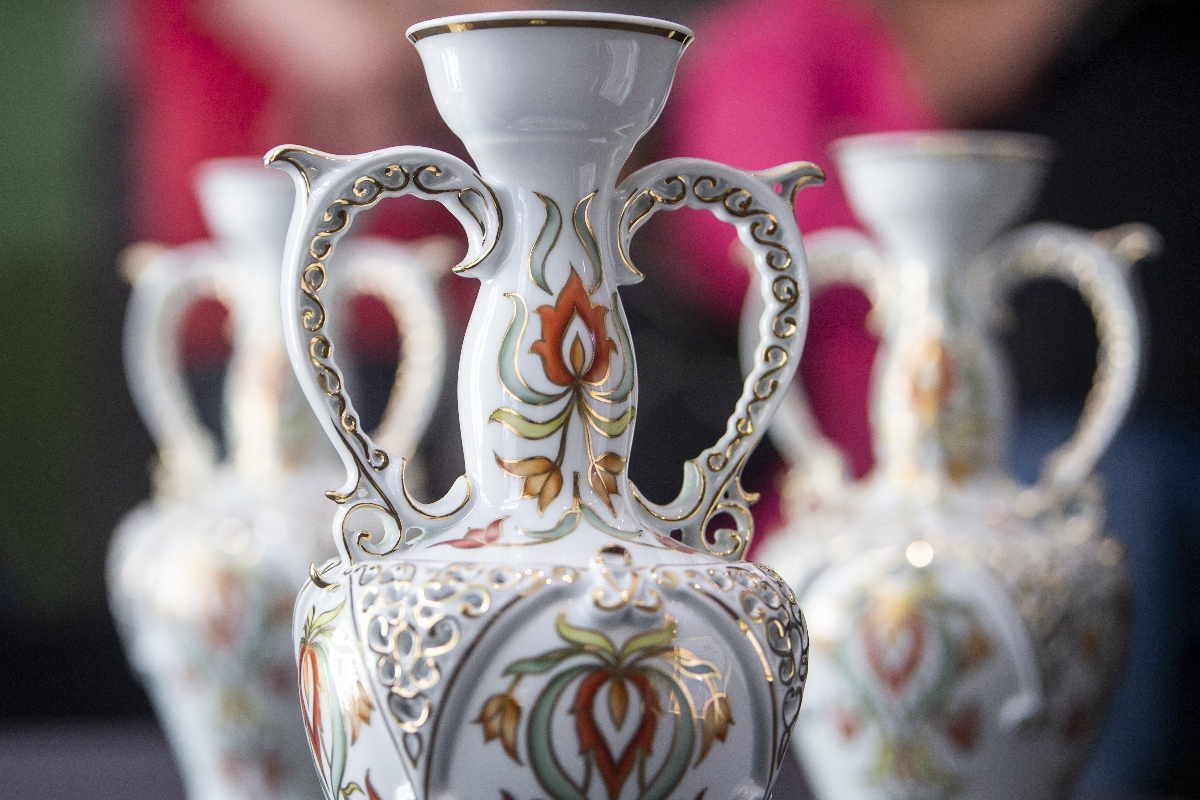 A Giro d'Italia magyarországi szakasz győztesei részére Hollóházi porcelánból készült trófeák a Hollóházi Porcelánmanufaktúra budapesti bemutatótermében 2022. május 2-án.