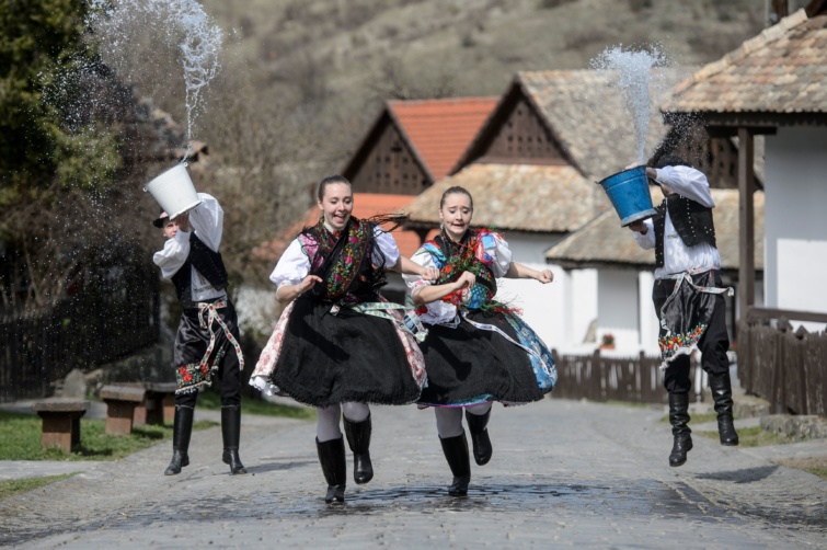 Locsolkodó hagyományőrzők Hollókőn.