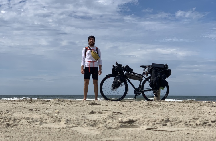 Horváth Richárd áll a parton biciklijével
