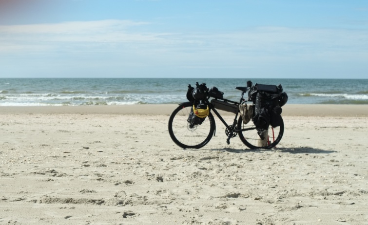 Horváth Ricsi táskákkal megpakolt biciklije az Északi-tenger partján