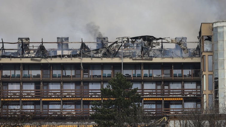 A kigyulladt visegrádi Hotel Silvanus épülete 2024. március 9-én. A hotel felső szintje teljes terjedelmében kiégett, a vendégek elhagyták az épületet.