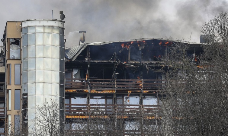 A kigyulladt visegrádi Hotel Silvanus épülete 2024. március 9-én. A hotel felső szintje teljes terjedelmében kiégett, a vendégek elhagyták az épületet.