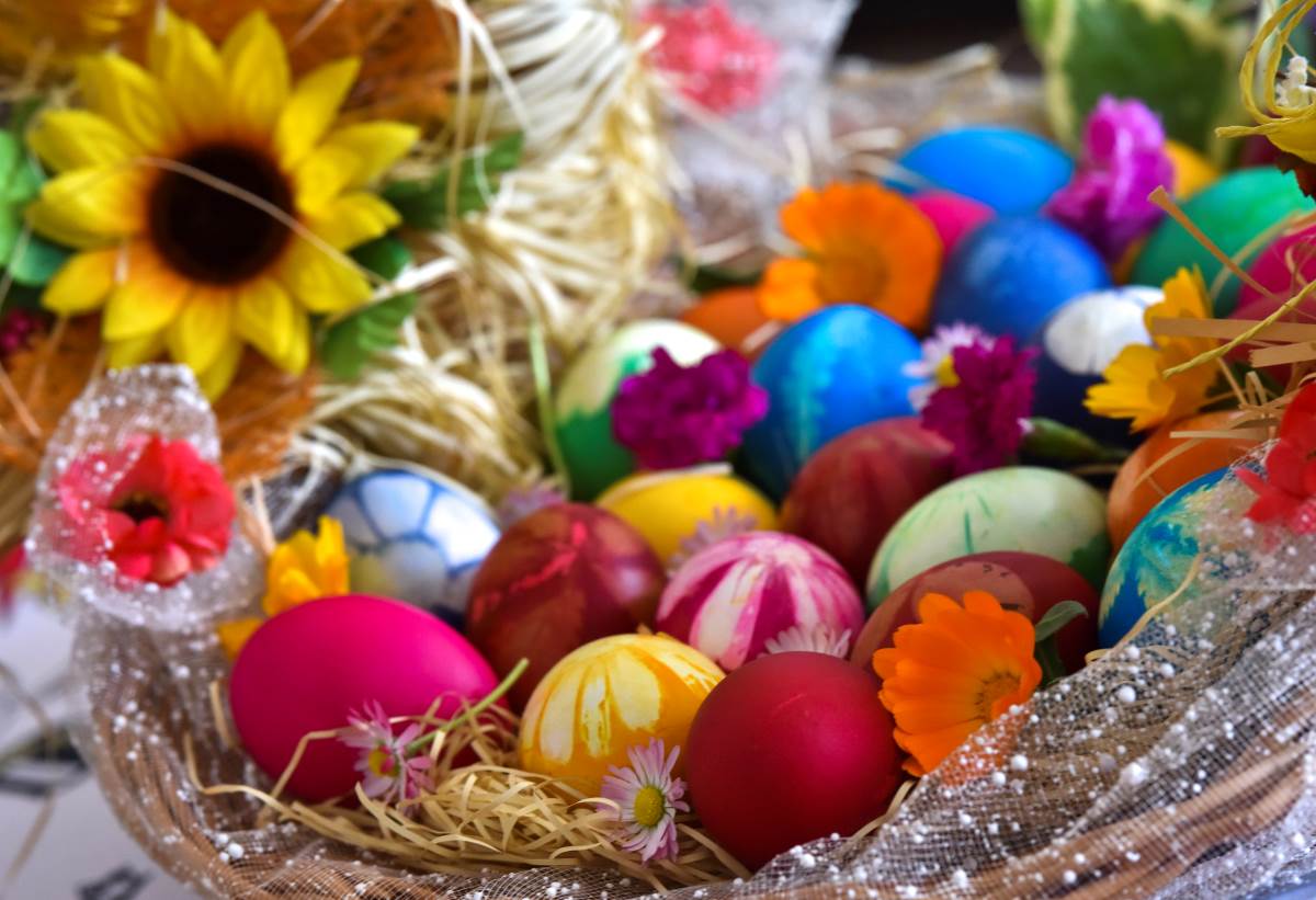 Színes, festett tojások egy család szkopjei otthonában 2021. április 29-én, az ortodox nagycsütörtök napján.