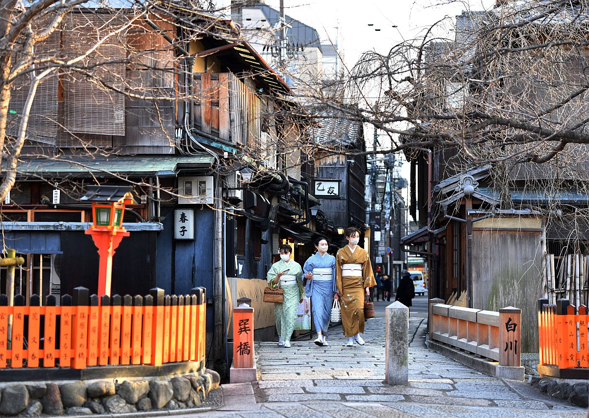 Gésák Kiotó Gion negyedében.