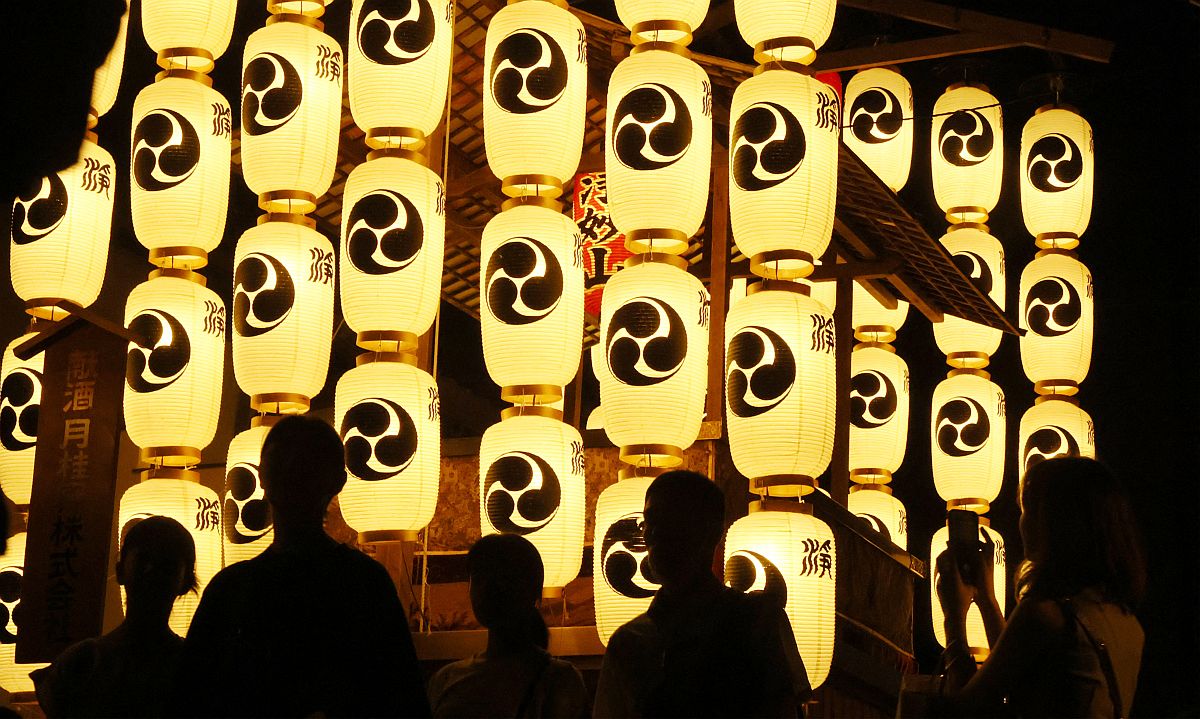 Lámpák Kiotó Gion negyedében.