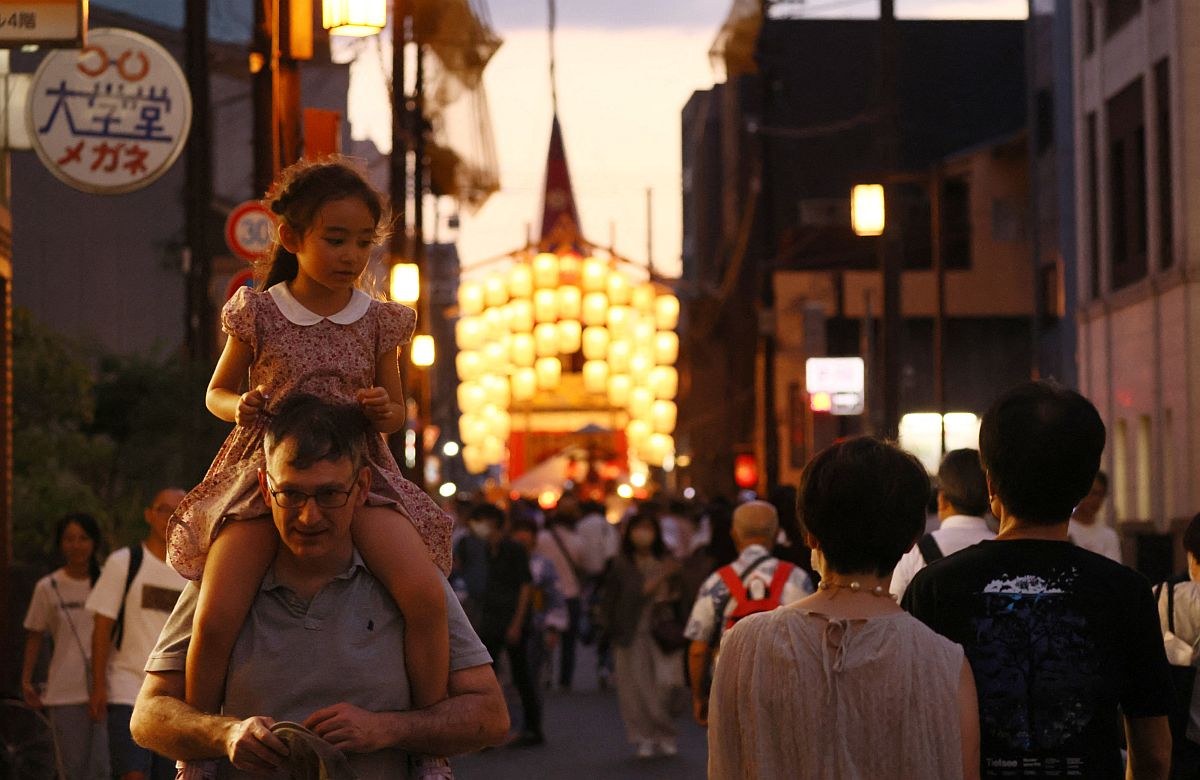 Turisták Kiotó Gion negyedében.