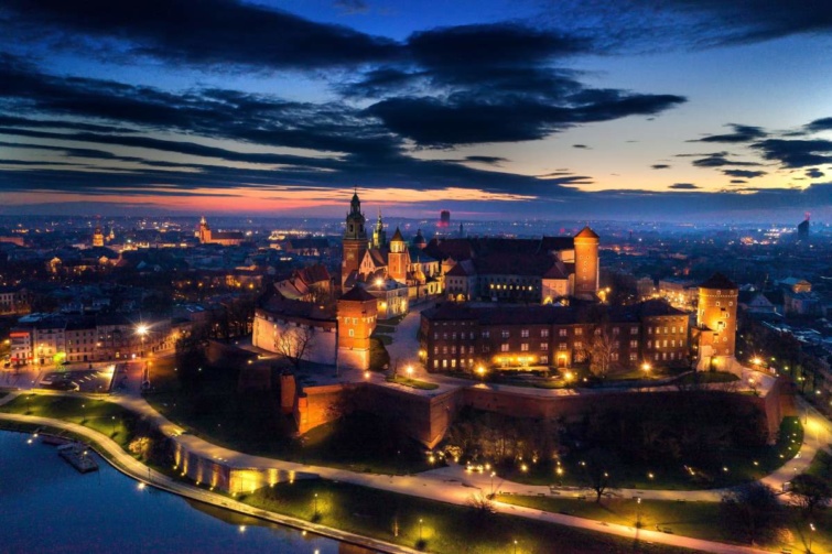Napfelkelte a krakkói királyi vár, a Wawel felett 2021. április 12-én. A Wawel a krakkói óvárossal együtt szerepel az UNESCO kulturális világörökségi jegyzékén.