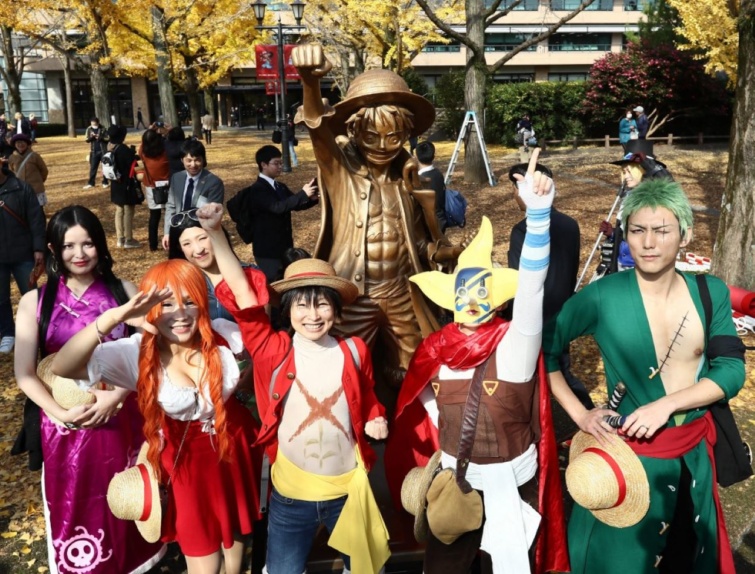 One Piece cosplayerek szoborral Kumamotóban.