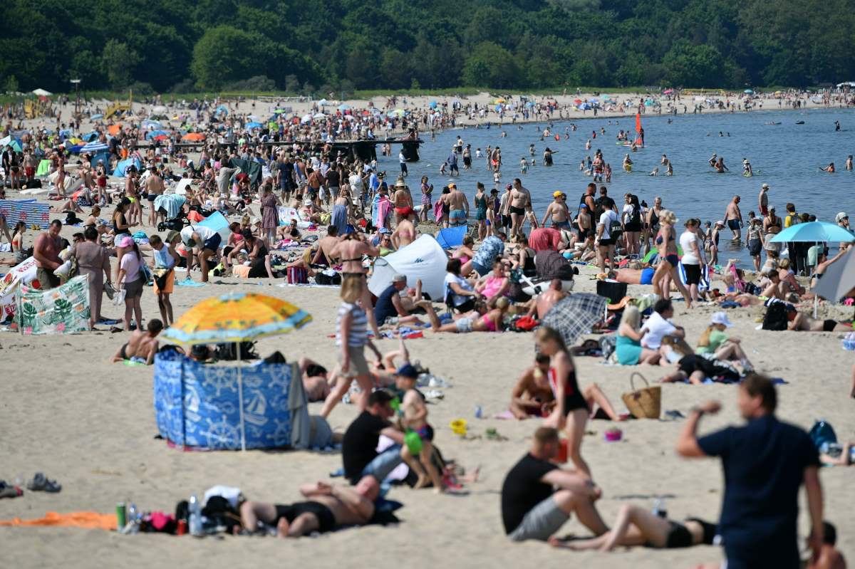 Strand a Balti-tenger partján, az észak-lengyelországi Sopotban 2023. június 8-án.
