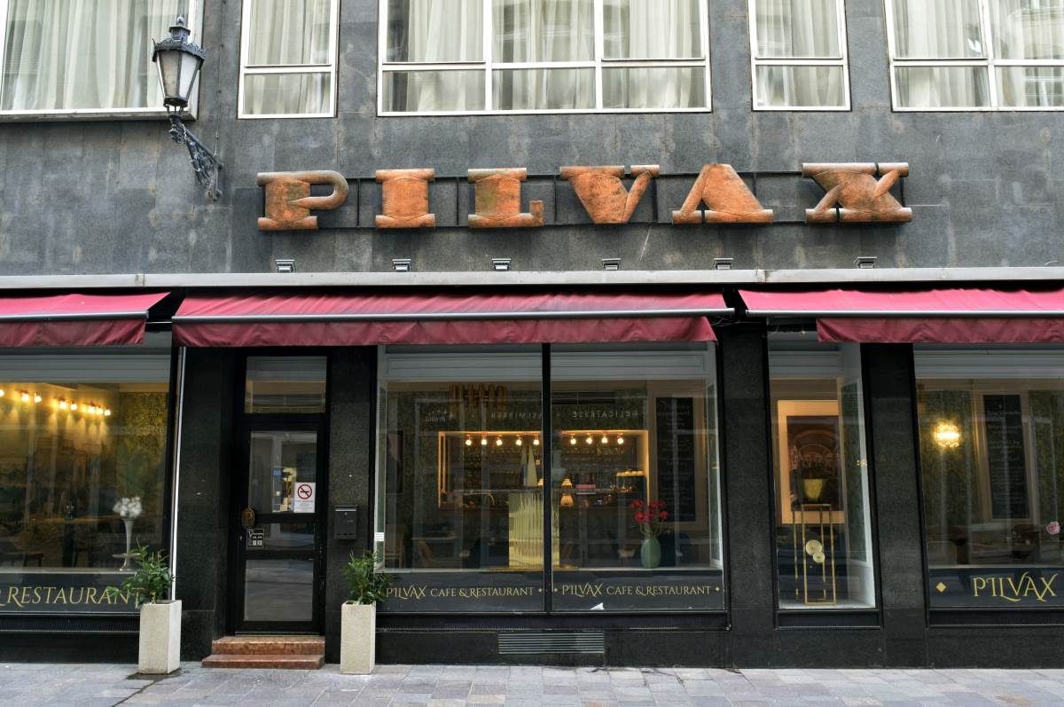 Újra megnyitották a Pilvax kávéházat az 1848. március 15-i események központi helyszínét a belvárosban a Pilvax köz 3. alatt.