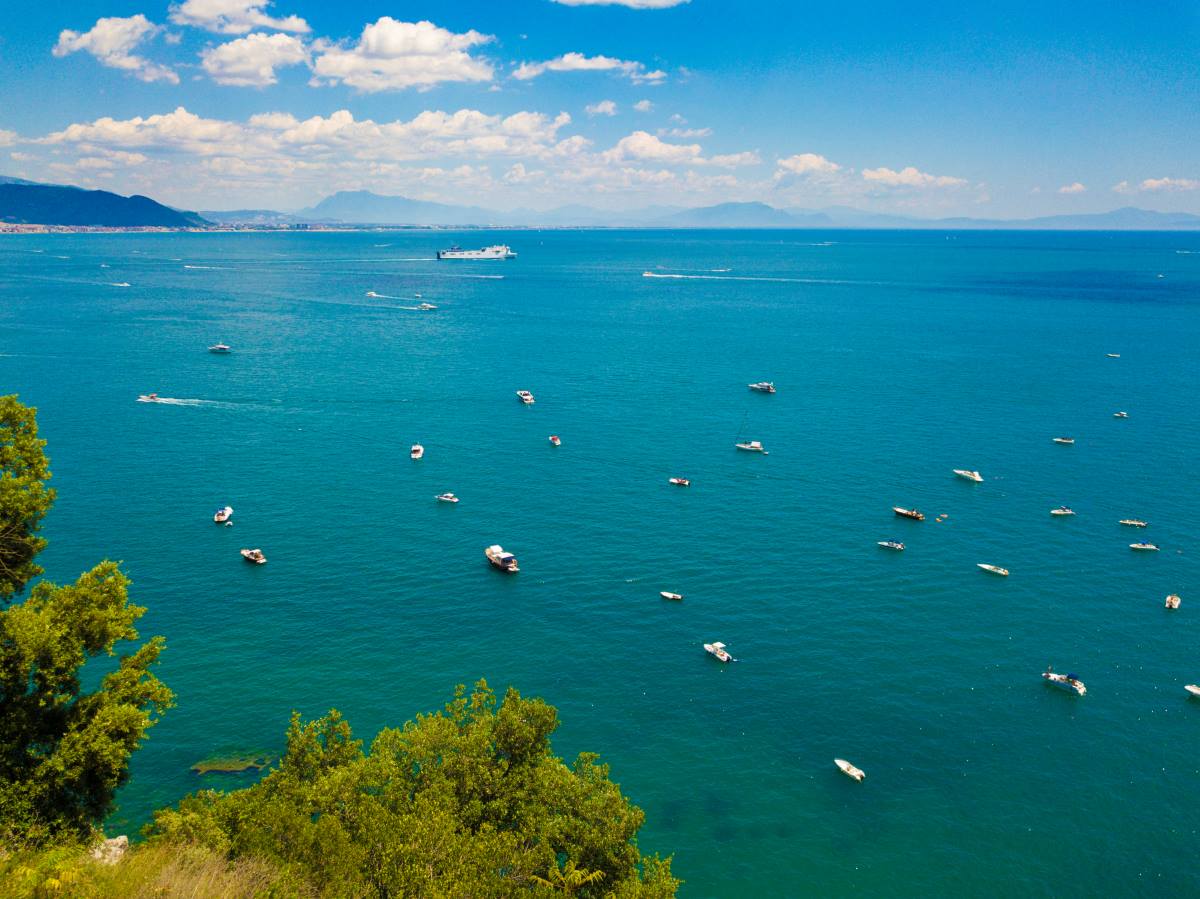 A Tirrén-tenger Olaszországnál, Amalfi közelében