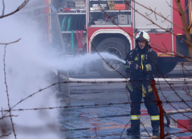 Tûzoltók dolgoznak Alsózsolca külterületén egy kigyulladt ipari telephely oltásán a Gyár utcában 2024. január 4-én. 