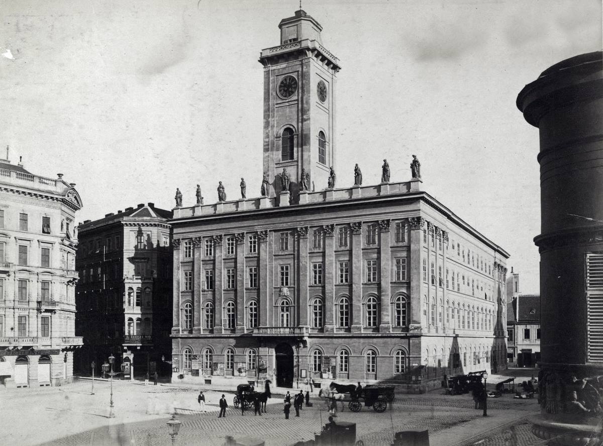 Városház tér, "régi pesti Városháza", ma a Piarista tömb található itt. A felvétel 1880-1890 között készült.