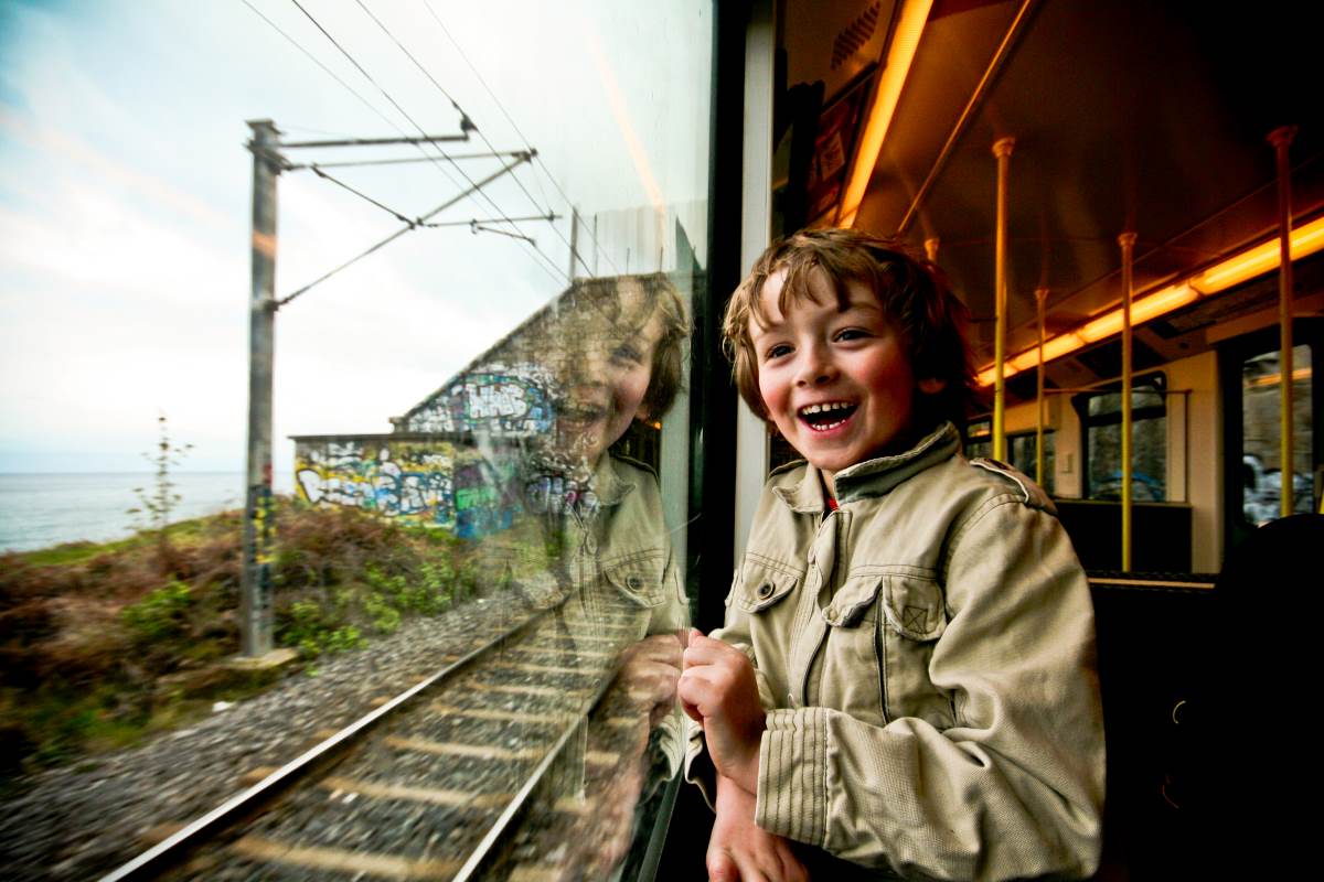 Kisfiú egy vonaton