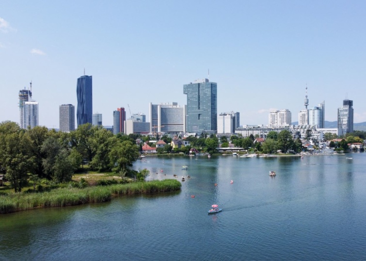 Az Alte Donau látképe Bécsben, Ausztriában.