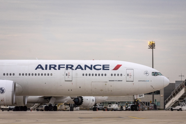 Az Air France egyik Boeing 777-es utasszállító repülőgépe a Charles de Gaulle repülőterén