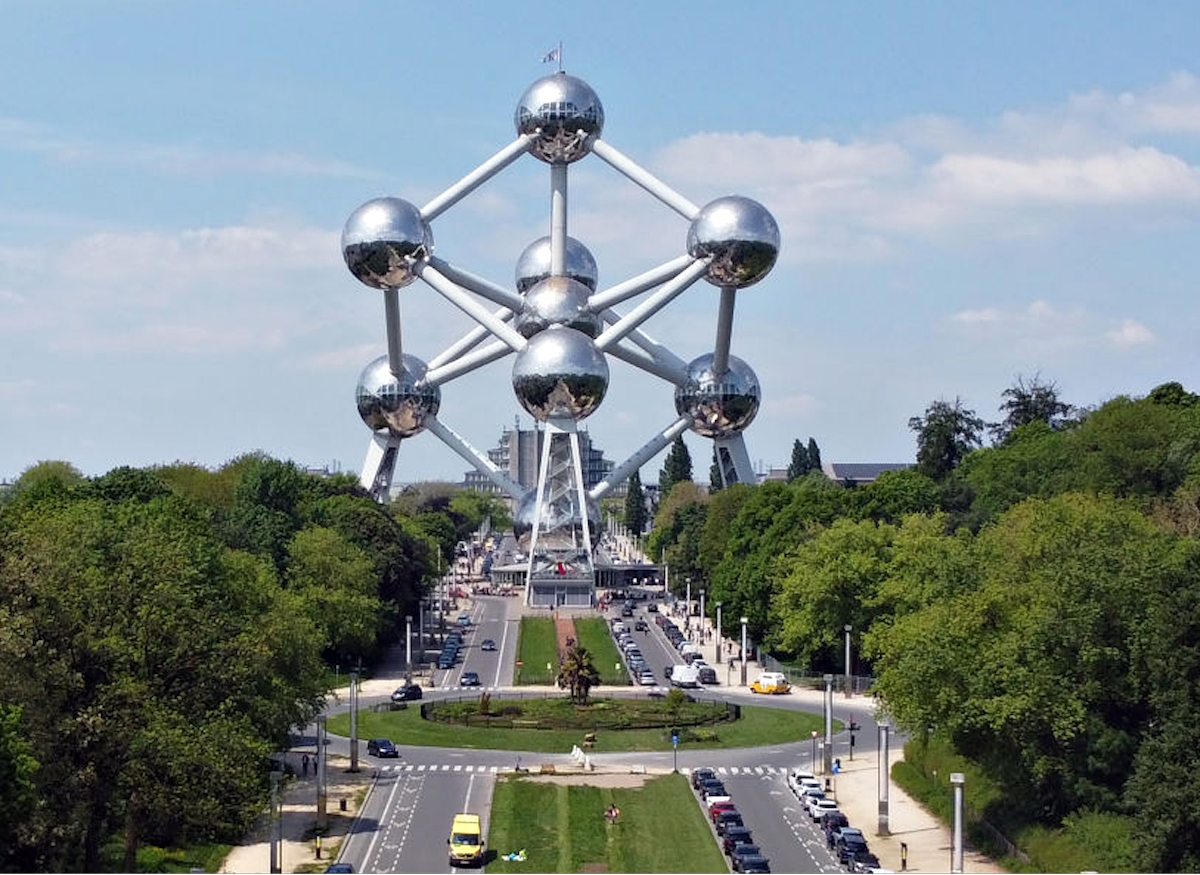 Az Atomium emlékmű a brüsszeli Heysel parkban.