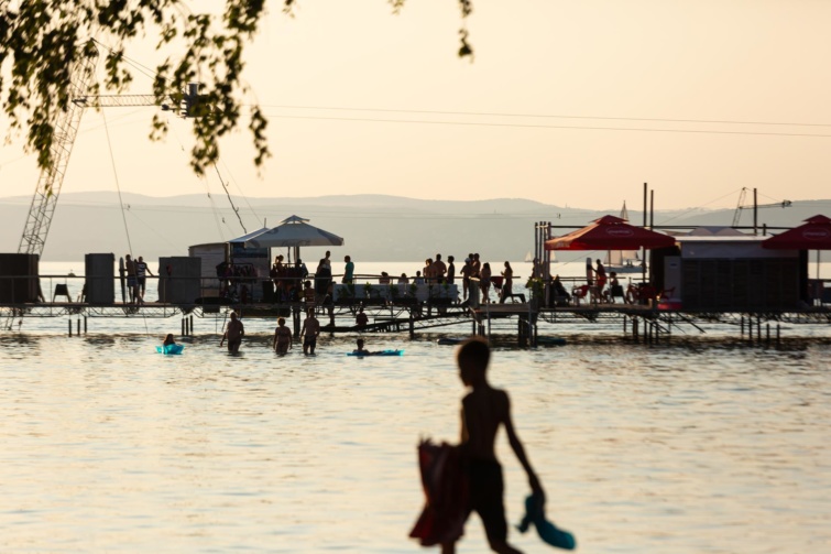 Strand és móló a Balatonnál, az előtérben egy matracos kisfiú