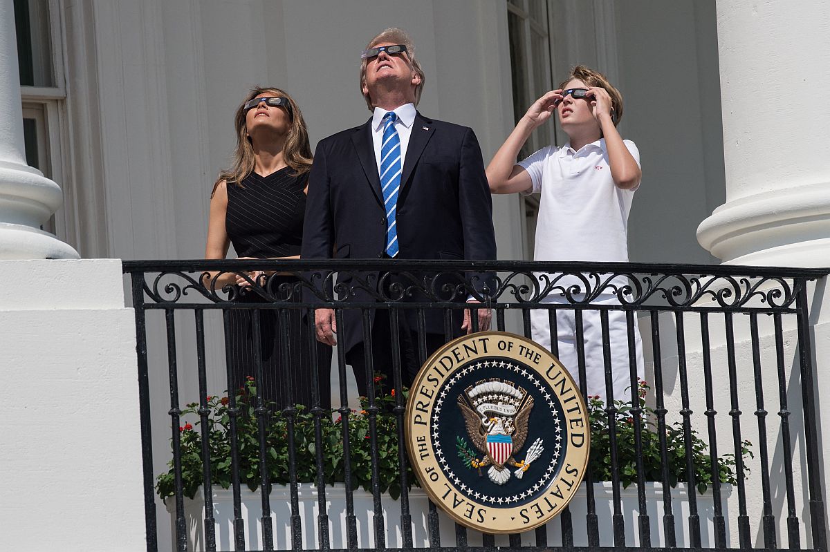 Donald Trump és családja a Fejhér Ház erkélyén tekintette meg 2017. augusztus 21-én a részleges napfogyatkozást.
