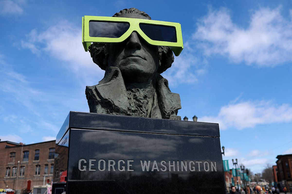Véfőszemüveg napfogyatkozáskor egy George Washington-szobron.