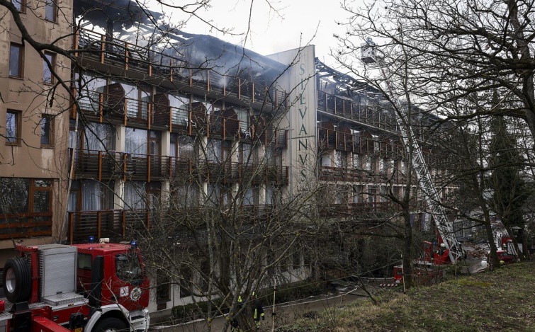 Tűzoltók oltják a kigyulladt visegrádi Hotel Silvanus épületét 2024. március 9-én. A hotel felső szintje teljes terjedelmében kiégett, a vendégek elhagyták az épületet.