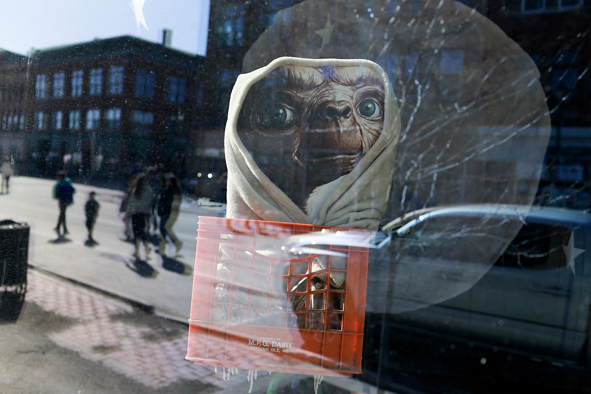 E.T.-poszter egy houltoni kirakatban napfogyatkozáskor.