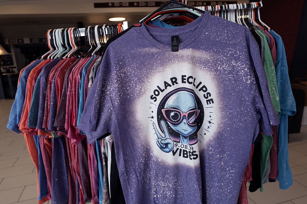 Napfogyatkozás-mintás pólók egy boltban.